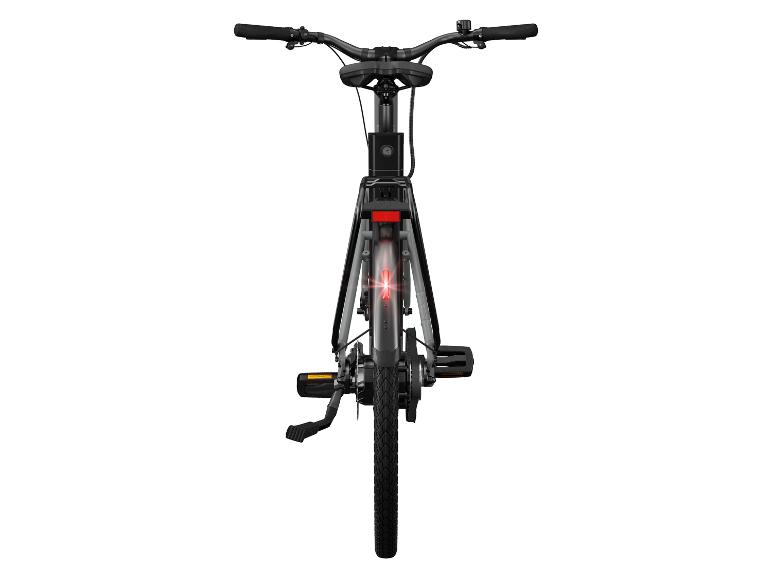 Achteraanzicht van de Lidl elektrische fiets met brandend rood achterlicht in het frame Achteraanzicht van de Lidl elektrische fiets met brandend rood achterlicht in het frame
