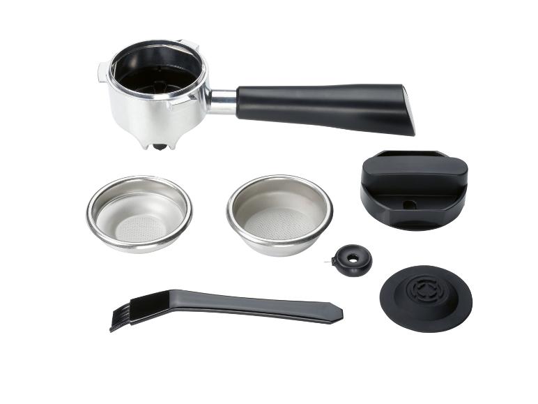 Accessoires van de Lidl koffiemachine: zeefhouder, twee zeven, schoonmaakborstel en reinigingsschijfje