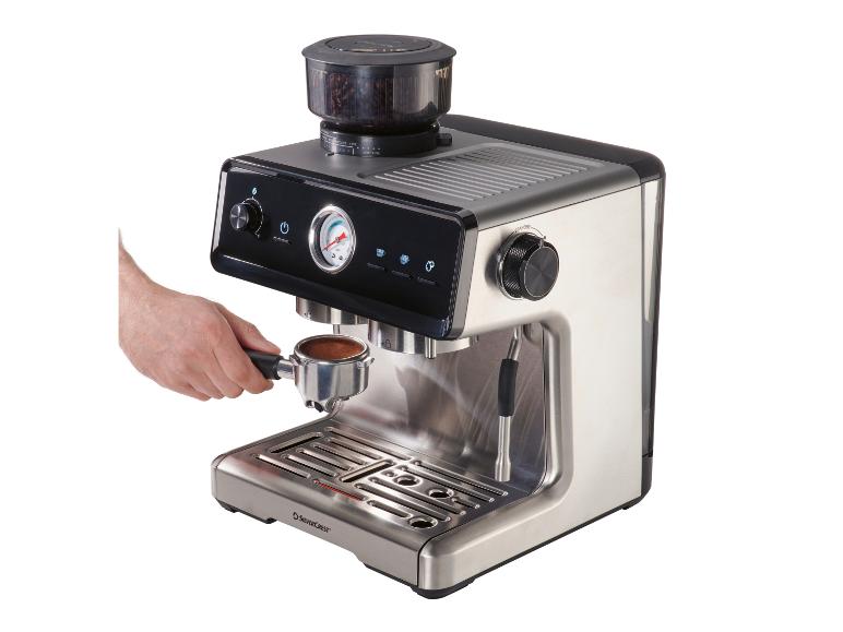 Hand draait de zeefhouder onder de bonenmolen van de Lidl koffiemachine om te malen en aan te stampen