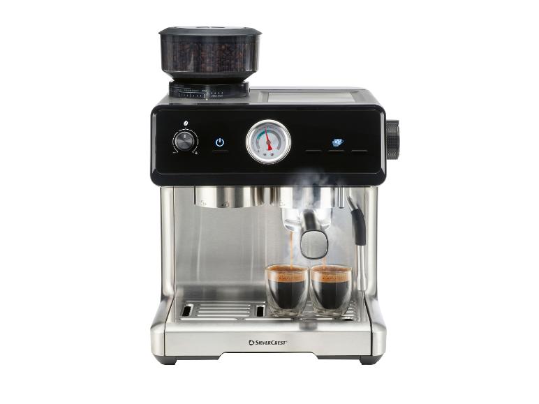 Silvercrest SEMST 1500 koffiemachine van Lidl met bonenmolen bovenop, drukmeter en twee glazen espresso