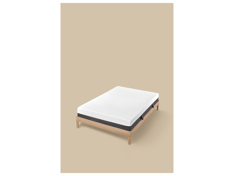 Lidl matras Livarno Royal Visco met witte bovenkant en grijze rand op een houten bed