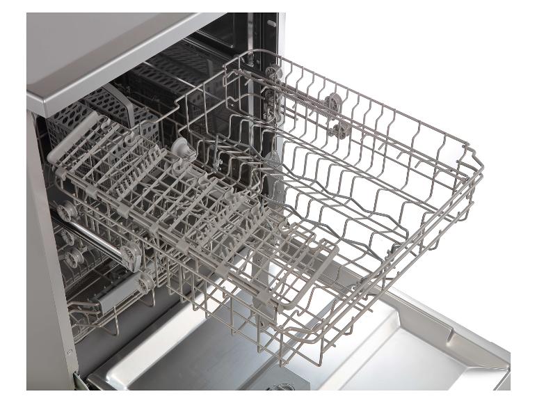 Uitgeschoven bovenkorf en onderkorf van de Respekta vaatwasser van Lidl