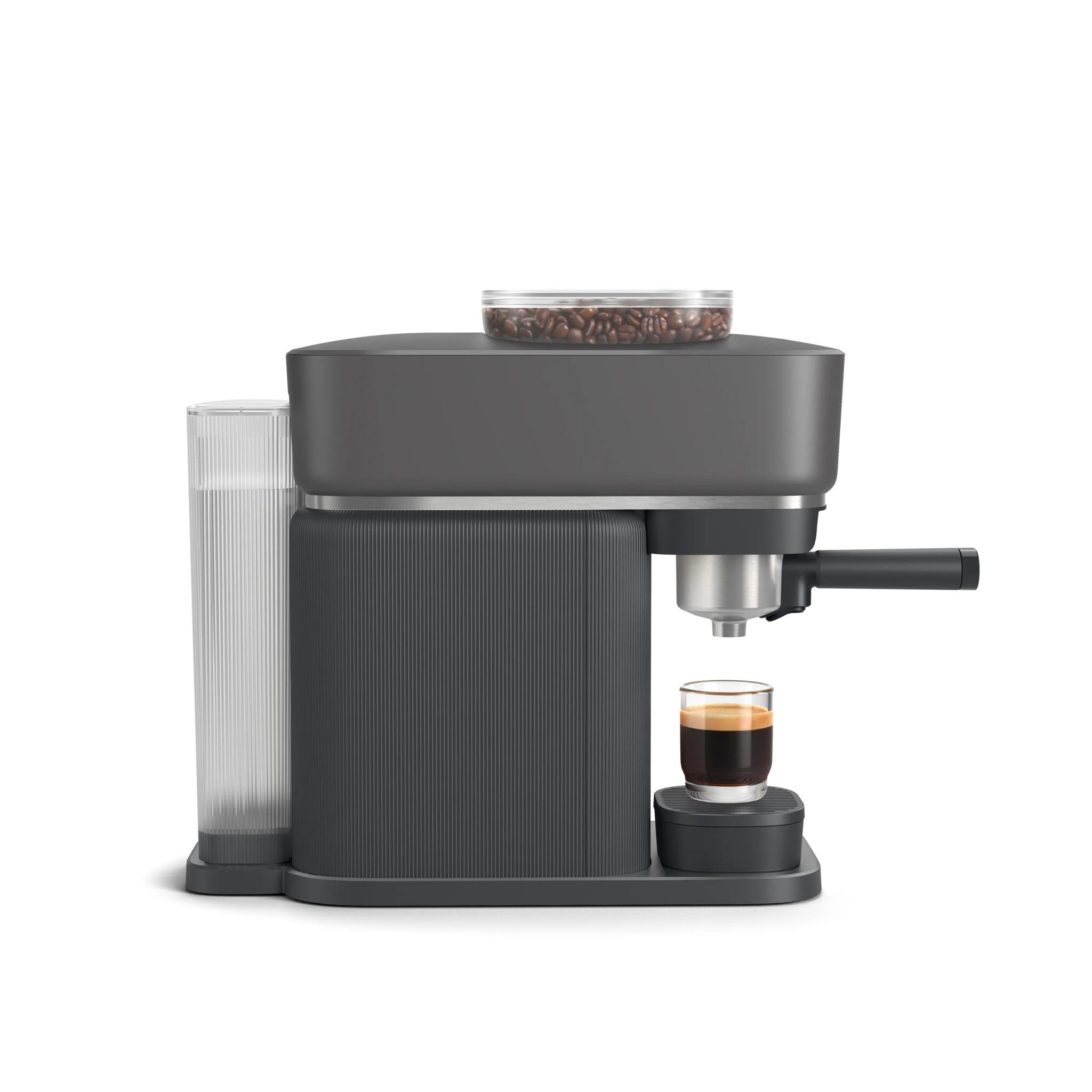 Zwarte Philips Baristina espressomachine van opzij met bonenbakje, hendel, waterreservoir en espresso Zwarte Philips Baristina espressomachine van opzij met bonenbakje, hendel, waterreservoir en espresso