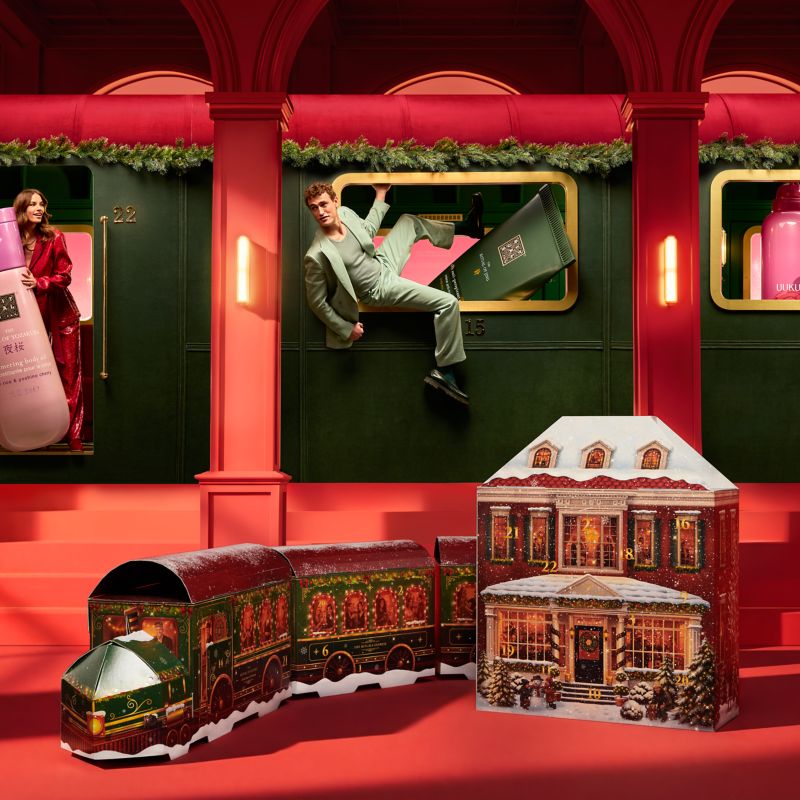 Rituals adventskalender 2026: de Classic (kersthuis) en de Premium (trein) naast elkaar Rituals adventskalender 2026: de Classic (kersthuis) en de Premium (trein) naast elkaar