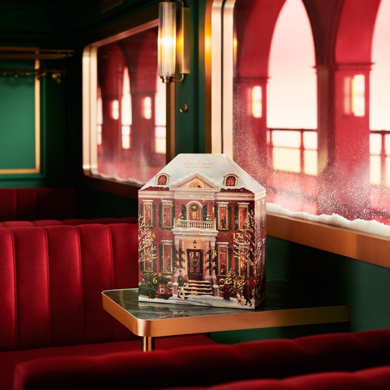 Rituals adventskalender 2026: de Classic als besneeuwd kersthuis op tafel Rituals adventskalender 2026: de Classic als besneeuwd kersthuis op tafel