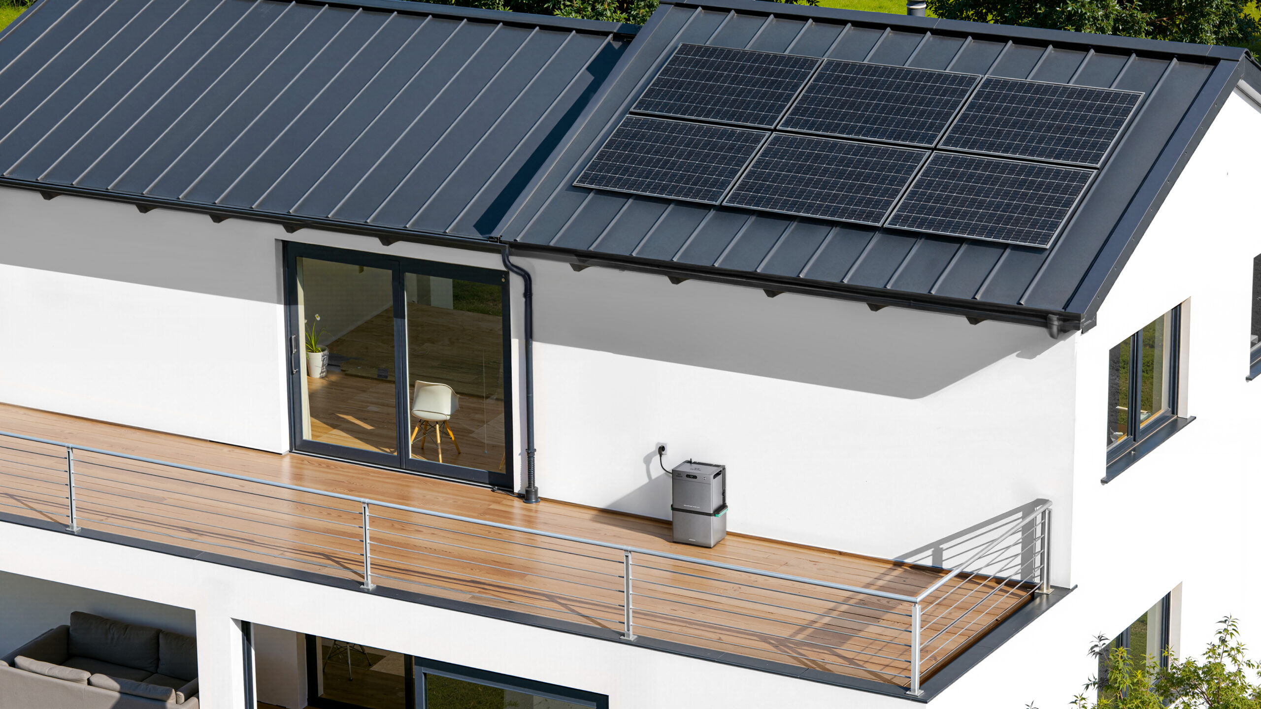 Woning met zonnepanelen op het dak en een Zendure stekkerbatterij op het balkon